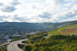 Blick auf das Ahrtal mit Stadt, Weinbergen und Autobahn – eine Region, die 2021 von der Flutkatastrophe betroffen war.